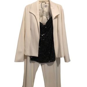 Cache size 10 -12 White 2 piece power suit jacket & wide leg pant NWT